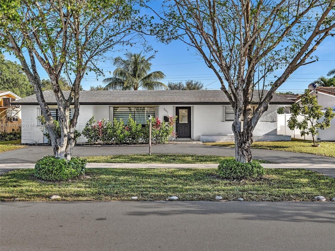Primary Photo - 551 Crescent Dr