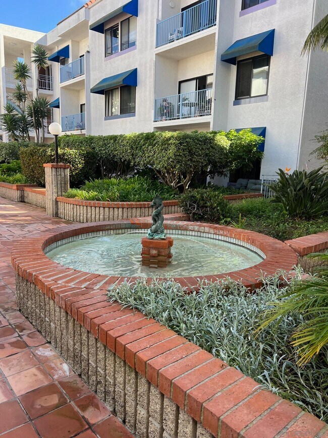 Foto del edificio - 8328 Regents Rd