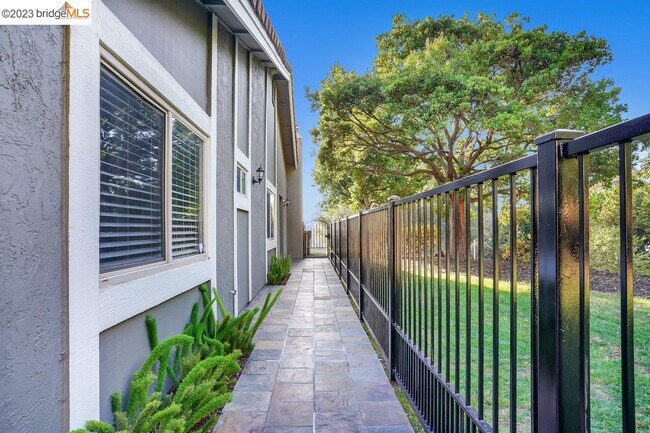 Building Photo - 21 Ironwood