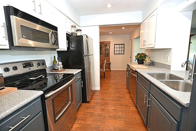 Building Photo - 527 Riverside Dr