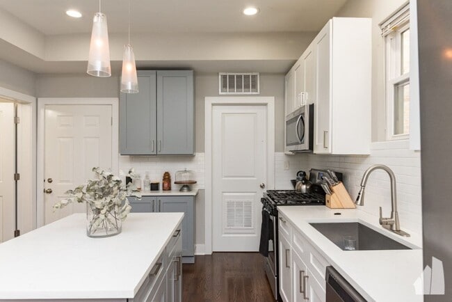 Building Photo - 3570 W Dickens Ave