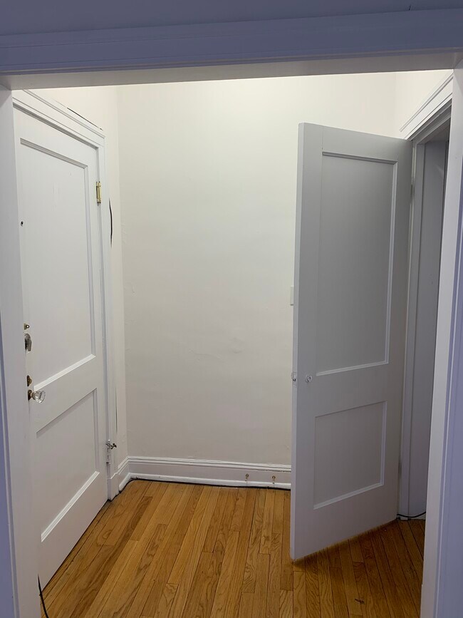 Las fotos pueden ser de un apartamento similar. - 1509 Oak Ave