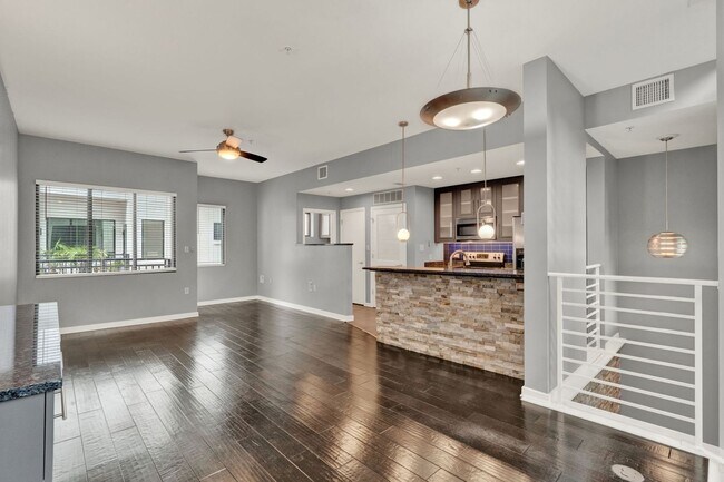 Foto del edificio - Luxury 2 Bedroom 2.5 Bath Townhome In Down...