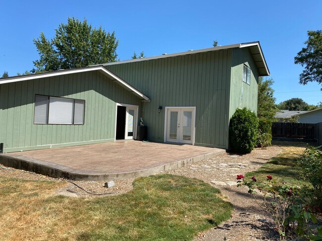 Building Photo - Rare Five Bedroom On Quiet Cul-de-Sac