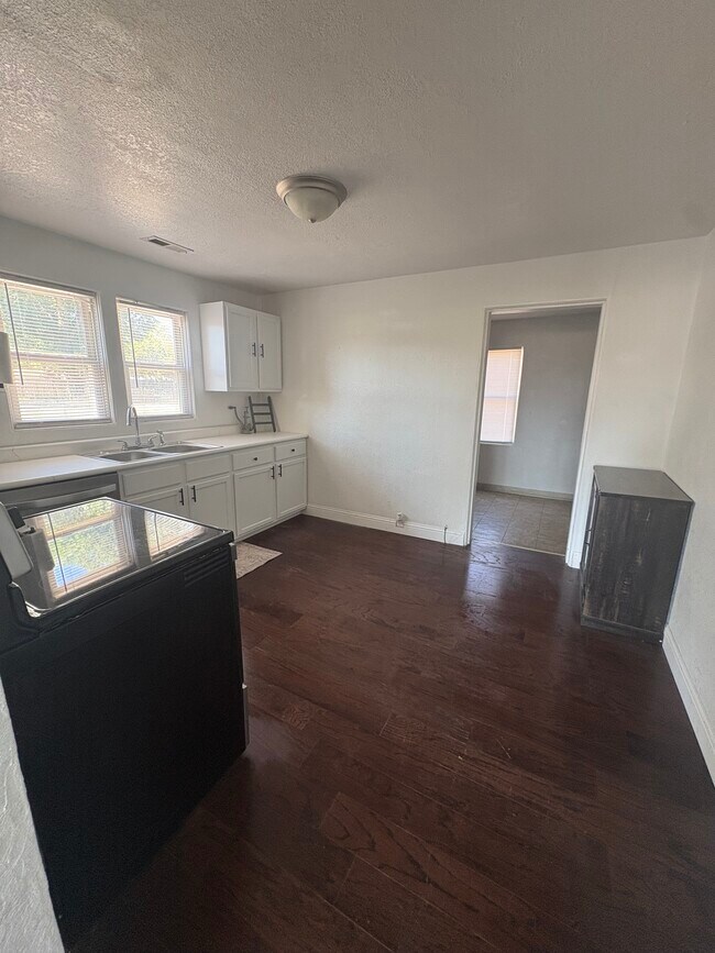 Building Photo - 1135 25th Ln