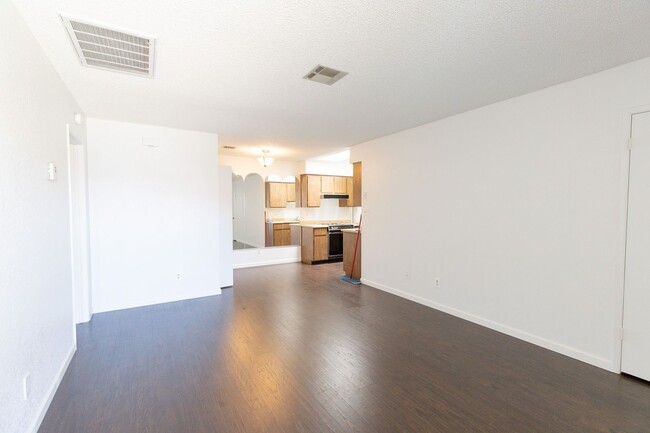 Building Photo - Cozy 2 bedroom unit with ensuites located ...