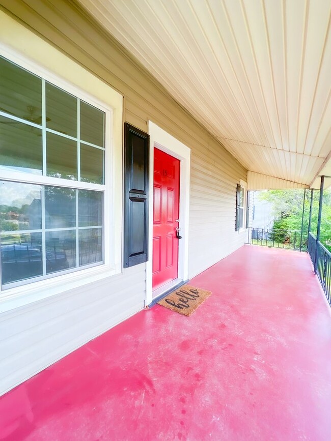 Building Photo - Large Fully Renovated Downtown Greer Home ...