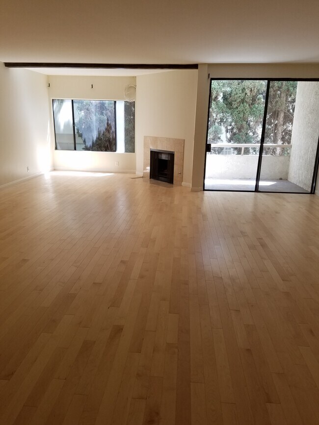 Salón - 1909 Pelham Ave