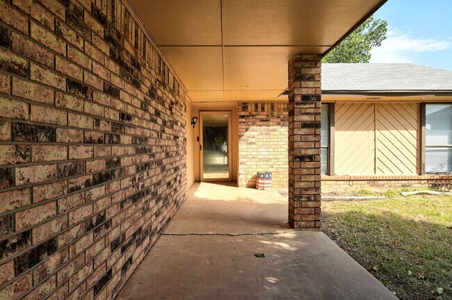 Building Photo - Cozy 3 Bed 2 Bath near Yukon High School