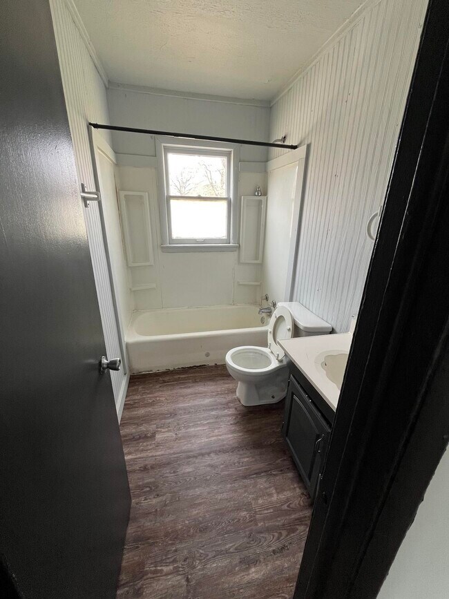 Building Photo - 827 Johnson-