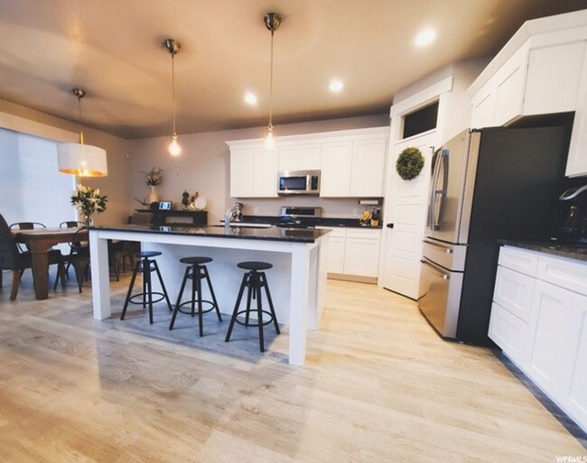 Foto del edificio - Beautiful 4 Bedroom Home, Bluffdale, 2827 ...