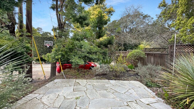 Foto del edificio - Light-Filled Home with Beautiful Garden & 2-Car Garage