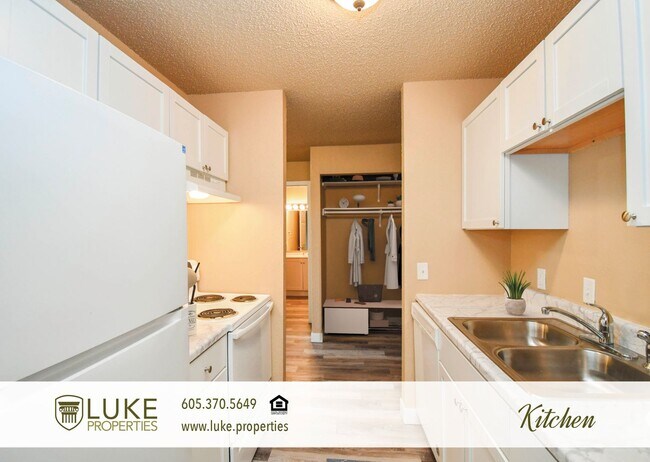 Building Photo - 405 S Sycamore Ave