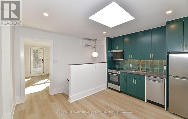 Photo du bâtiment - 1105 Queen St E