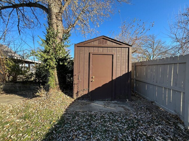 Building Photo - 2401 Roosevelt Ave