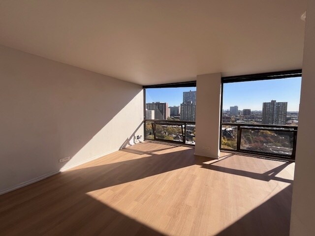 Foto del edificio - 4343 N CLARENDON Ave