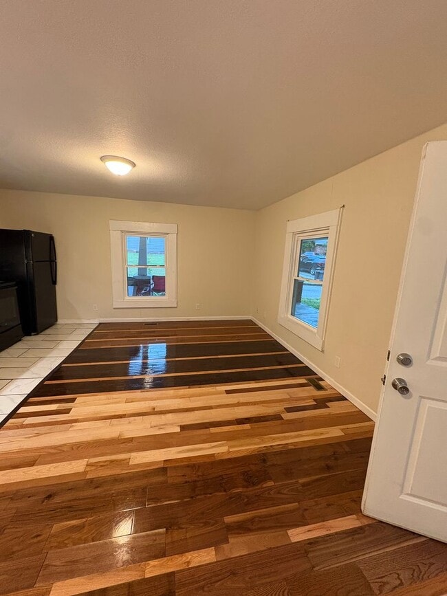 Building Photo - Etowah 37331 - Now available, 2-bedroom, 1-bath apartment conveniently located in Etowah! - Conta...