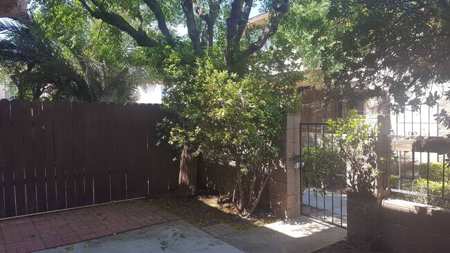 Building Photo - Near UNLV - 3 bed townhouse with front pat...