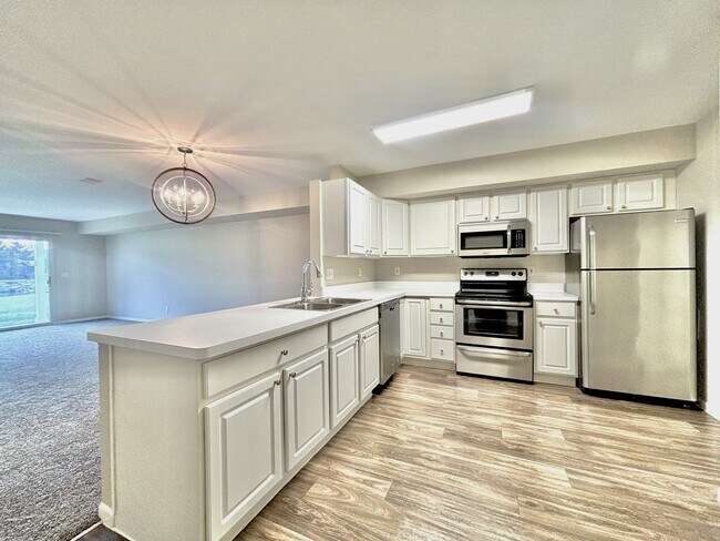 Gabinetes de cocina blancos - Keystone Lake Apartments
