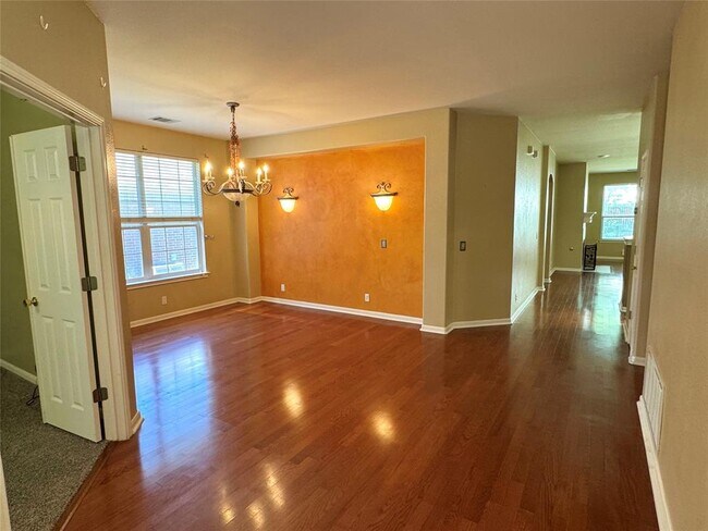 Building Photo - 1104 Vanderbilt Cir