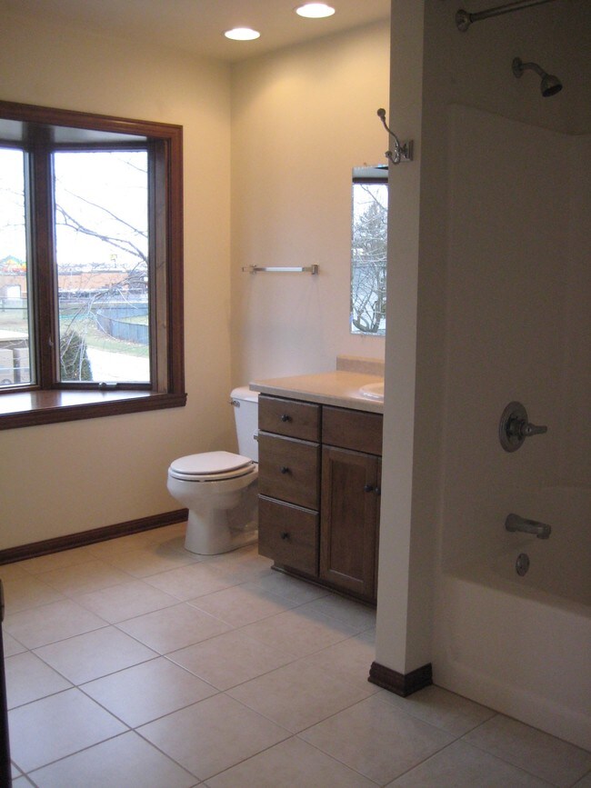 Baño completo - 932 Cedar St