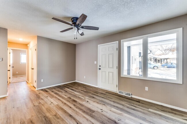 Building Photo - 307 N Willow Dr