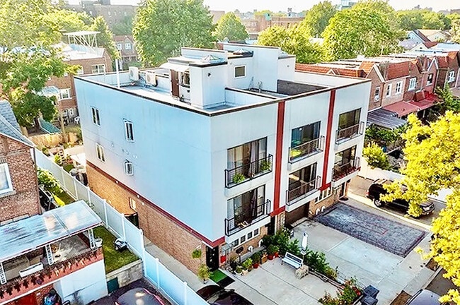 Photo - 694 E 38th St Townhome