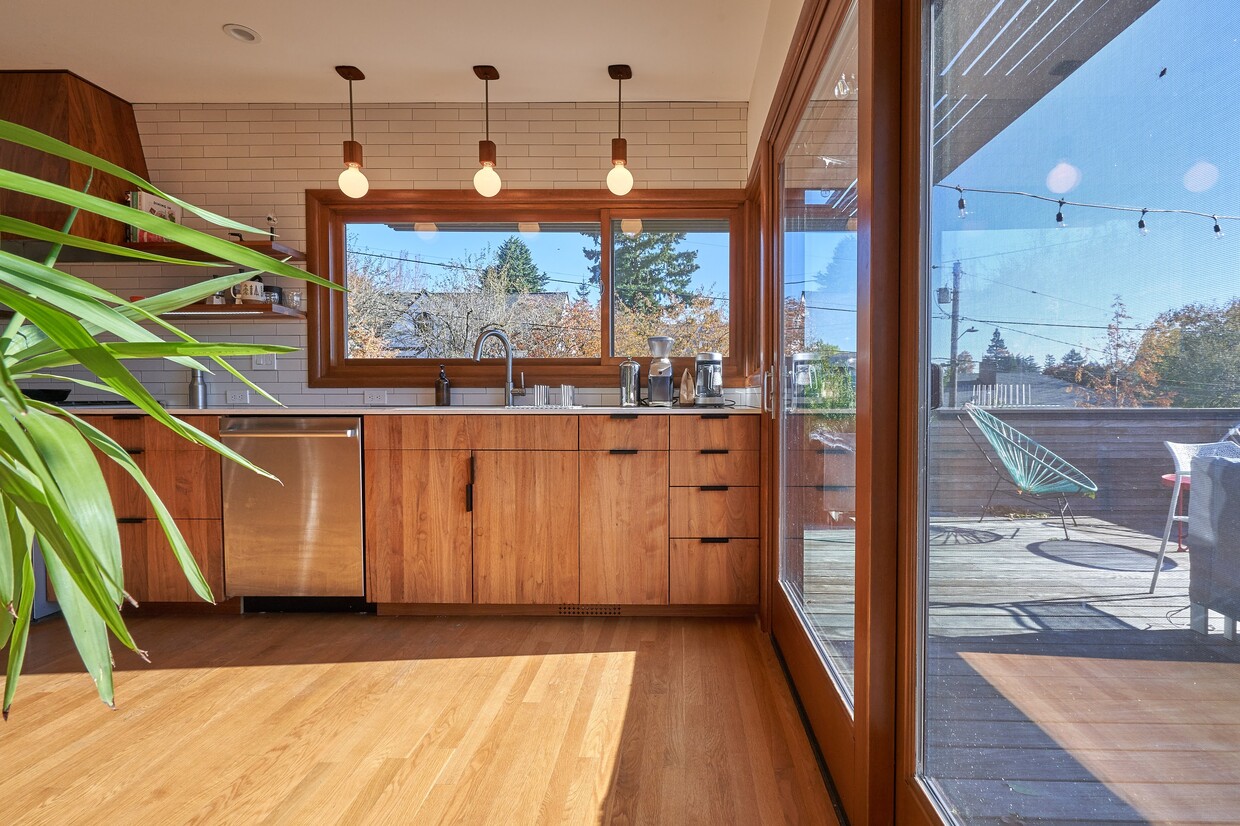 Primary Photo - 2111 SE 28th Pl