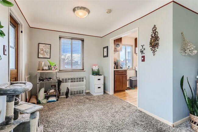 Sala de estar con paredes orientadas al oeste y al sur, mucha luz. - 1175 Emerson St #302