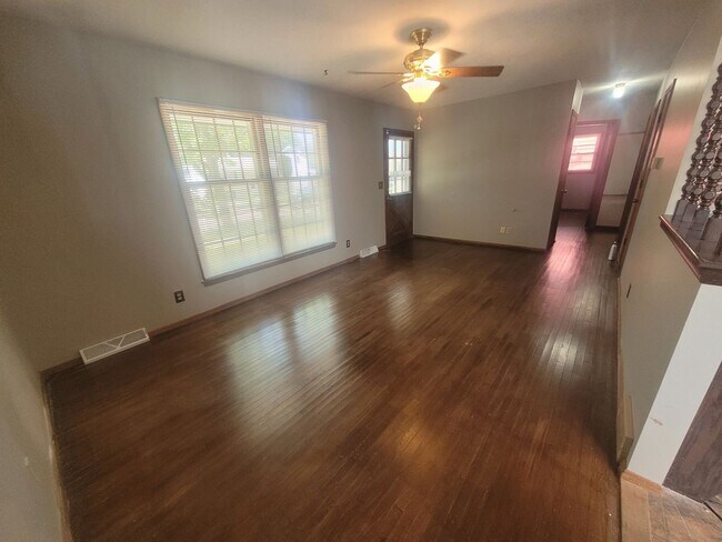 Foto del edificio - 3 Bedroom, 1.5 Bathroom home with detached...