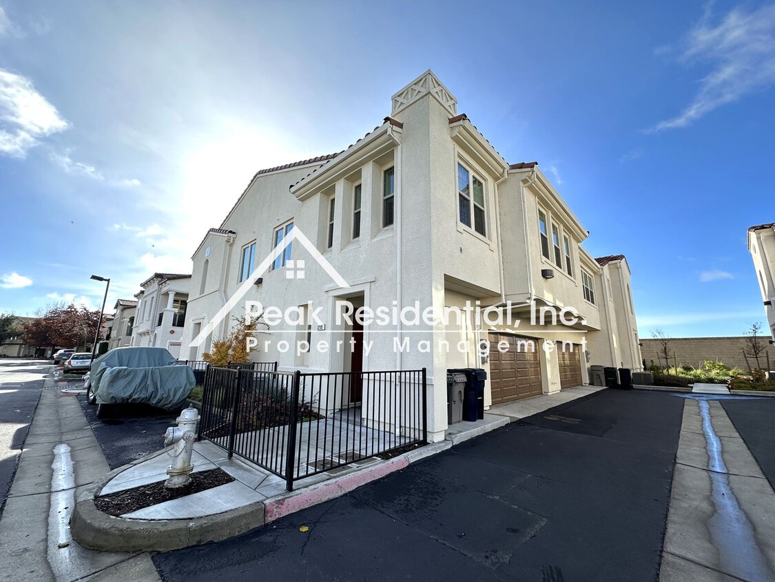 Foto principal - Brand New 2bd/2ba North Natomas Townhouse ...