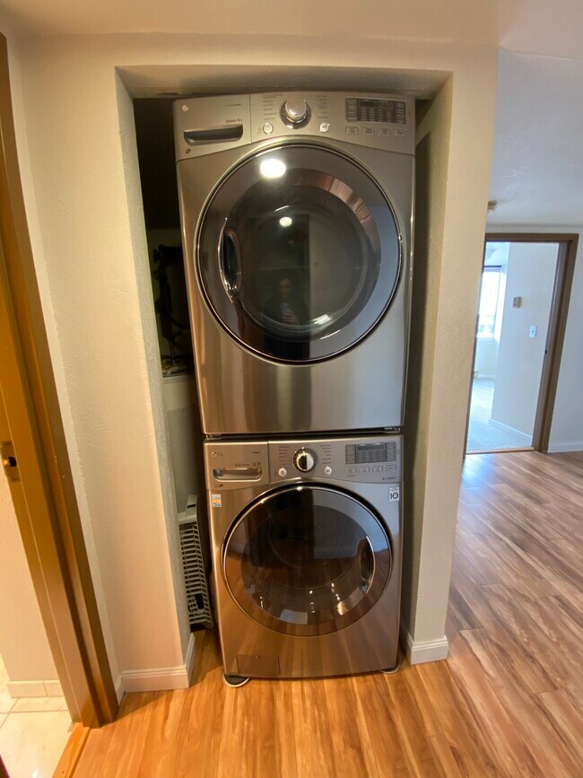 Foto del edificio - 1113 W Fireweed Ln