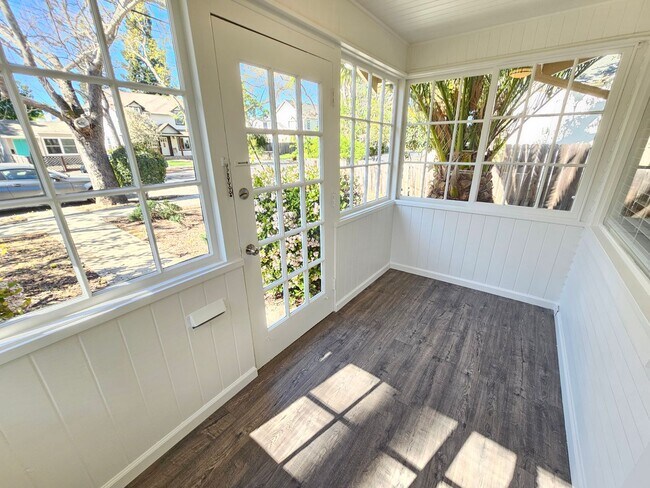 Foto del edificio - Beautiful Palo Alto Bungalow