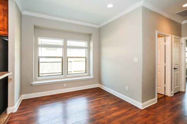 Foto del edificio - 4002 Oakwood Cir