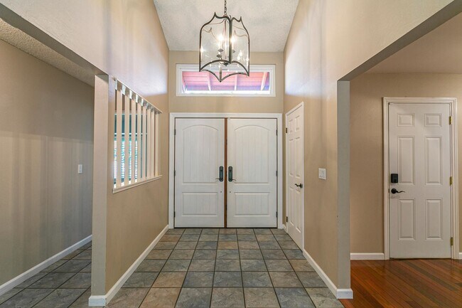 Building Photo - Lovely 3 Bedroom 2 Bath home on a quiet fa...