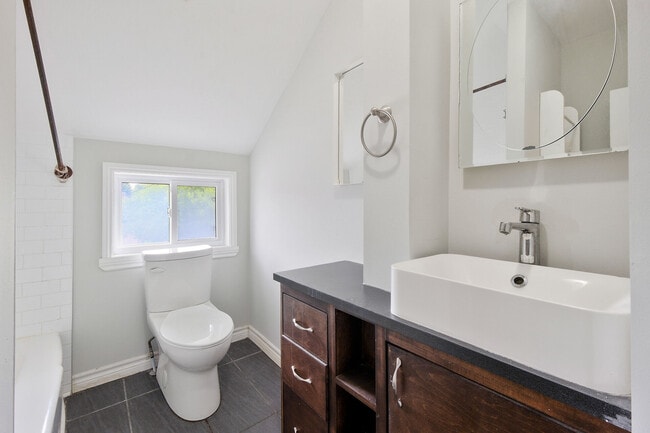 Building Photo - 84 McLachlin St S