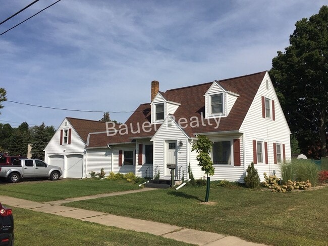 Building Photo - Huge Home Next to Ashland University