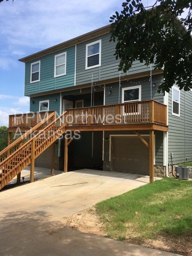 Building Photo - 831 S Rose Ave