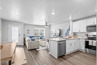 Building Photo - 2031 Lake View Cir