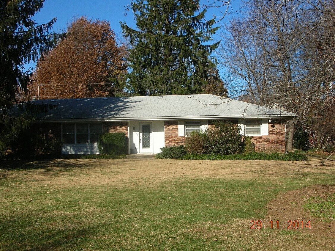 Primary Photo - Great 3 bedroom 2.5 bath ranch style home