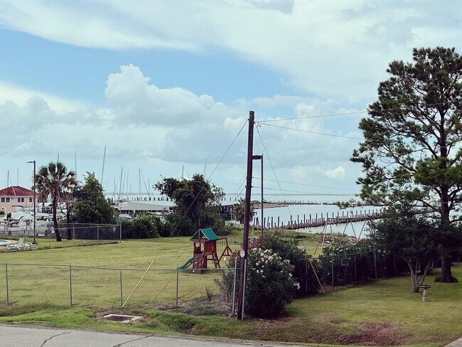 Building Photo - 215 Bay Colony Dr
