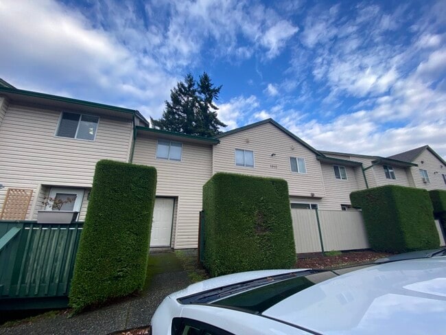 Building Photo - 1910-1910 Bowen Rd