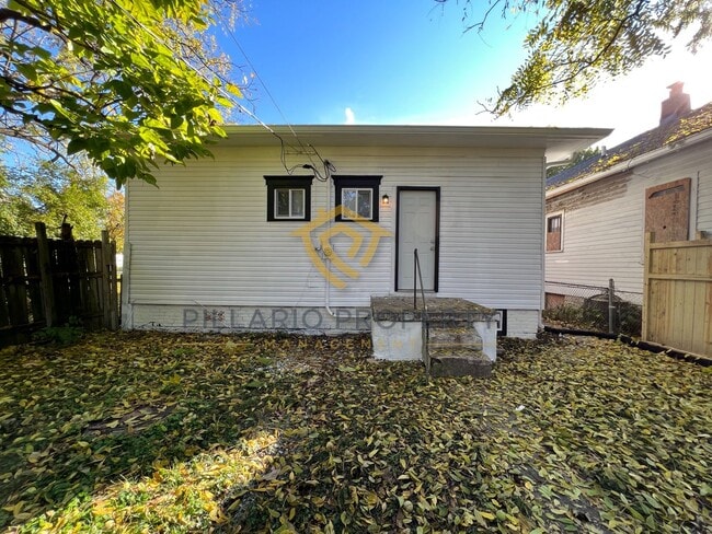 Building Photo - $500 OFF MOVE-IN SPECIAL!!! Close to Woodr...