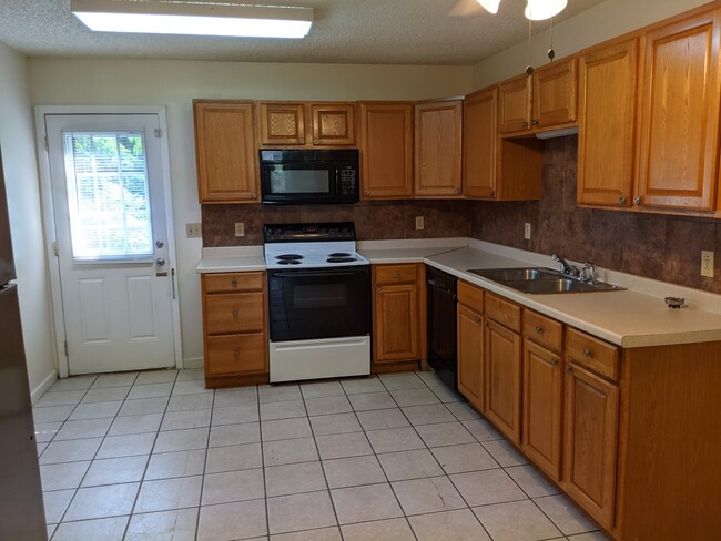 Building Photo - 707 Linden Green Dr