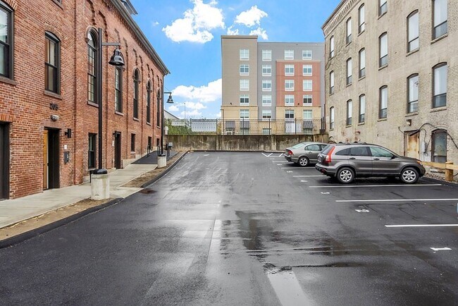 Building Photo - 205 Summer St