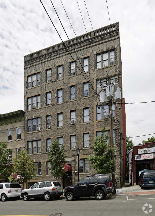 Building Photo - Jiulias Apartments