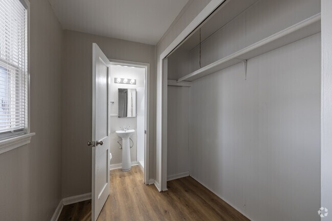 Amplio armario en el dormitorio - Lux Riverside Apartments