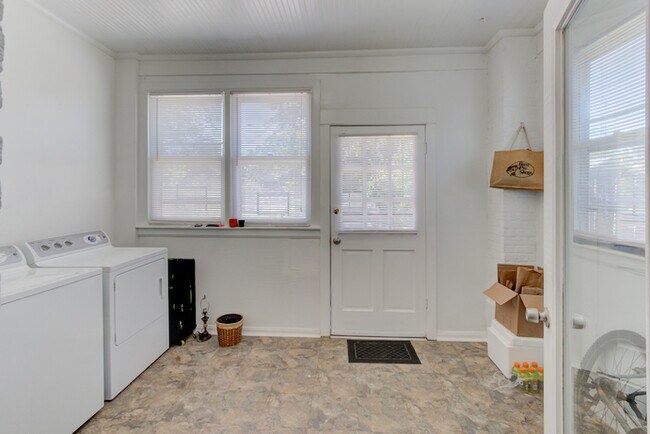 Área de lavandería/lavandería, lavadora y secadora incluidas - 795 Maury St
