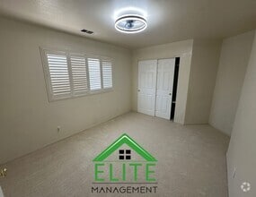 Building Photo - 4121 Desertaire Dr