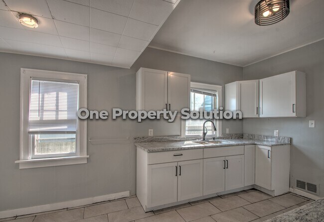 Building Photo - 407 Kenwood St